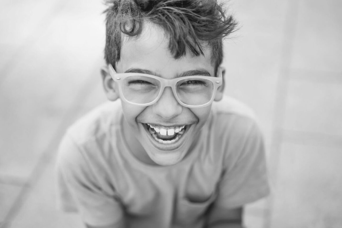 Jeune garçon souriant à lunettes