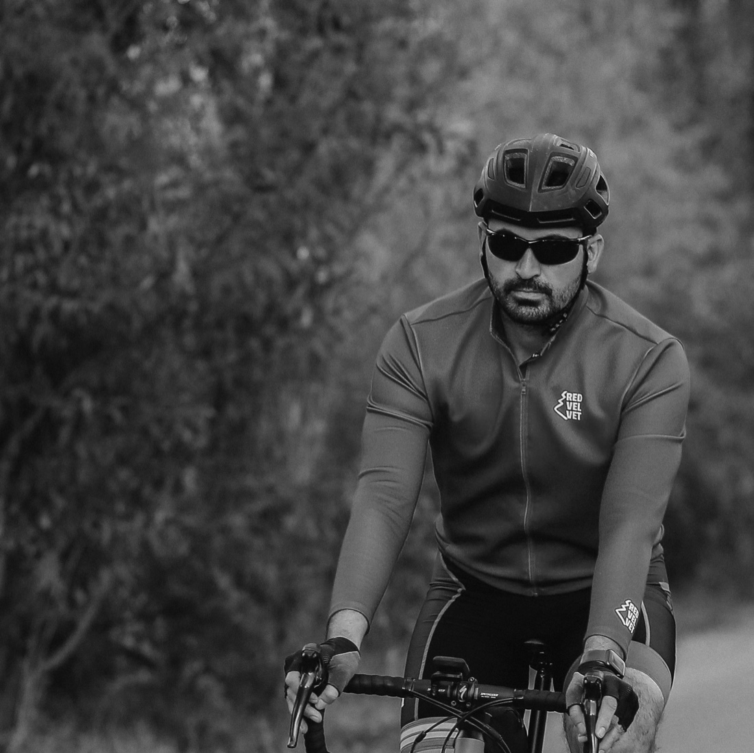 Cycliste portant des lunettes de soleil